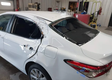 2019 Toyota Camry Le z USA, uszkodzony, nr VIN 4T1B11HK4KU853137